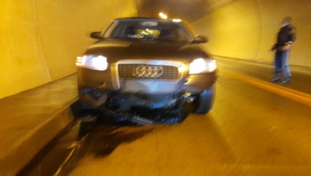 Der demolierte Wagen im Tunnel (Bild: zVg)