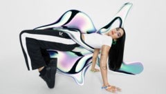 Pop-Superstar Dua Lipa verwandelt sich für Puma in einen schillernden Schmetterling. (Bild: Daniel Sannwald)