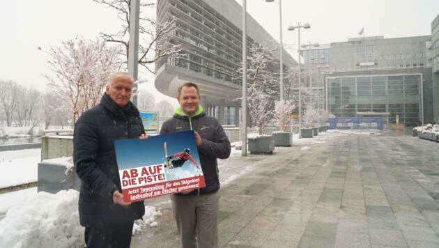 Vor dem Landhaus in St. Pölten für den Ötscher! Franz Schnabl und Christian Samwald (rechts): „Wir verlosen jetzt 100 Tagestickets für die herrlichen 19 Pistenkilometer.“ (Bild: SPÖ NÖ)