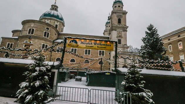 Am Salzburger Christkindlmarkt kann sich ab heute wieder jeder, der einen 2-G-Nachweis vorweisen kann, den vorweihnachtlichen Freuden hingeben. Ab 17. Dezember soll es dann auch wieder erlaubt sein, alkoholische Getränke, wie etwa Glühwein, auszuschenken. (Bild: Tschepp Markus)