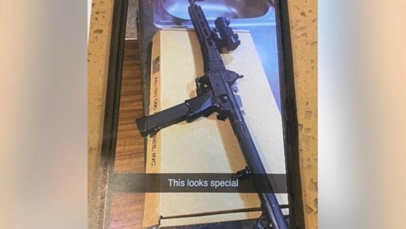 Diese Aufnahmen postete der 19-Jährige auf Snapchat. Er kündigte an, mit dem Gewehr „die Uni aufzumischen“. (Bild: Daytona Beach Police)