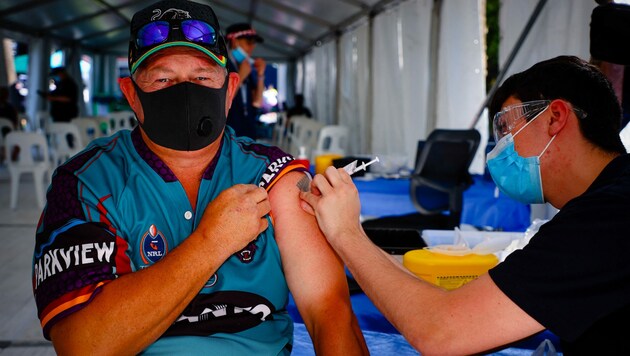Vor einem Rugby-Spiel lässt sich dieser Sport-Fan in Brisbane im Stadion impfen. (Bild: AFP )
