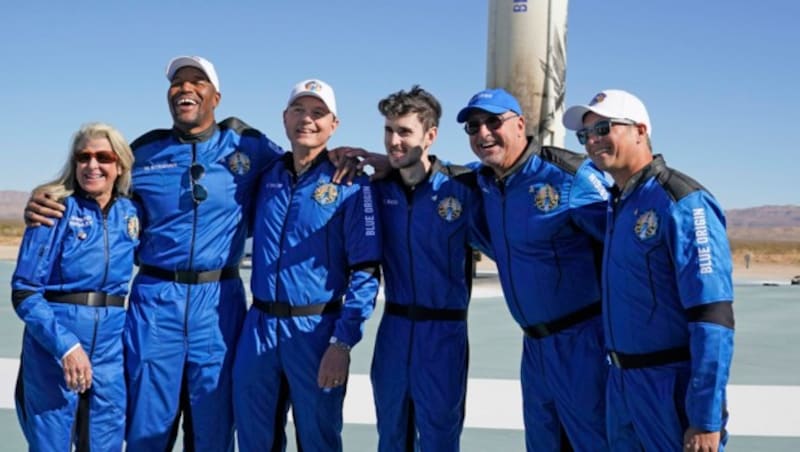 Die jüngsten Raumfahrtpassagiere von Blue Origin (von links) Laura Shepard Churchley, Michael Strahan, Dylan Taylor, Cameron Bess, Lane Bess und Evan Dick posieren für ein Foto vor der Trägerrakete. (Bild: ASSOCIATED PRESS)