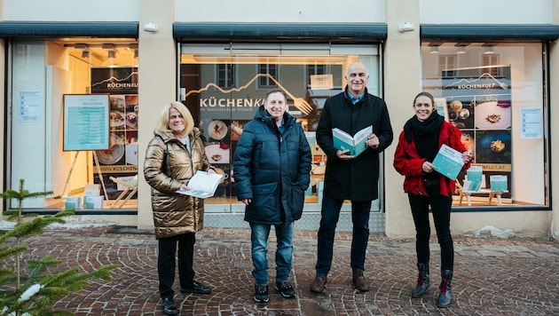 Kulinarische Geschenkidee im Schaufenster: Gerda Sandriesser, Martin Rümmele, Georg Overs und Claudia Kohl. (Bild: Martin Hofmann)