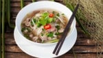 Eine traditionelle Suppe der vietnamesischen Küche ist die Pho-Suppe. (Bild: ©annapustynnikova - stock.adobe.com)