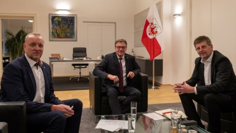 Landeshauptmann Günther Platter mit „Tiroler Krone“-Chefredakteur Claus Meinert (re.) und Markus Gassler (Chef vom Dienst). (Bild: LIEBL Daniel | zeitungsfoto.at)