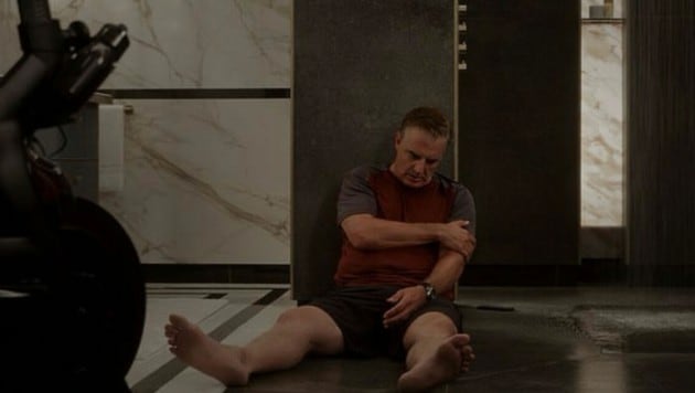 Mr. Big bricht im Badezimmer zusammen und stirbt wenig später in den Armen seiner Frau Carrie. (Bild: HBO)