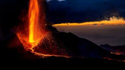 Seit dem Ausbruch des Vulkans am 19. September hat die bis zu 1300 Grad heiße Lava nach der jüngsten amtlichen Bilanz fast 2900 Gebäude völlig zerstört. (Bild: AP)