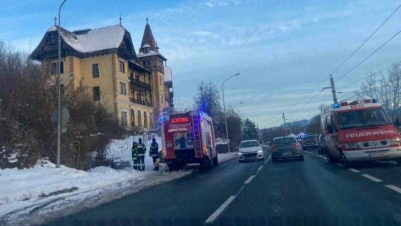 Einsatzkräfte löschen den Zwischendeckenbrand im altehrwürdigen Hotel Wörthersee. (Bild: Clara Milena Steiner)