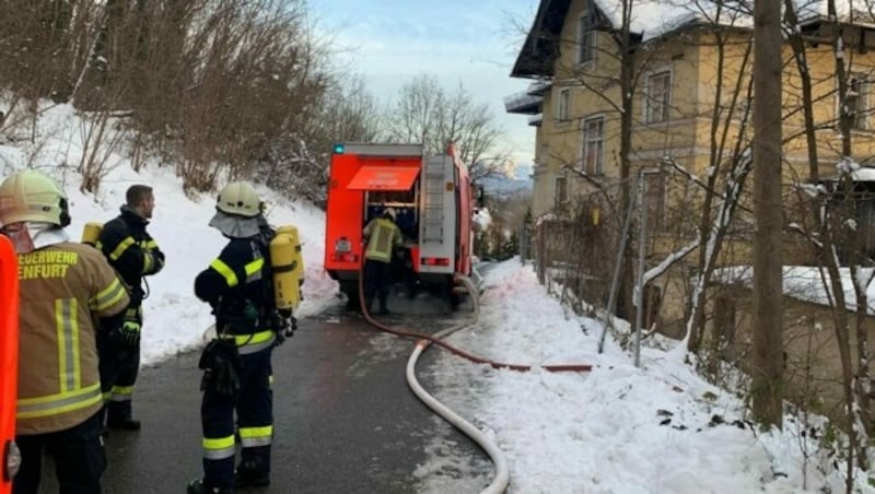 Die Decke zwischen Erdgeschoß und erstem Stock steht immer noch in Flammen (Bild: Clara Milena Steiner)