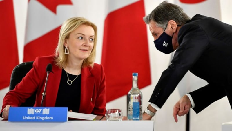 Gastgeberin Liz Truss im Gespräch mit US-Amtskollege Antony Blinken während des G7-Gipfels in Liverpool (Bild: AP)