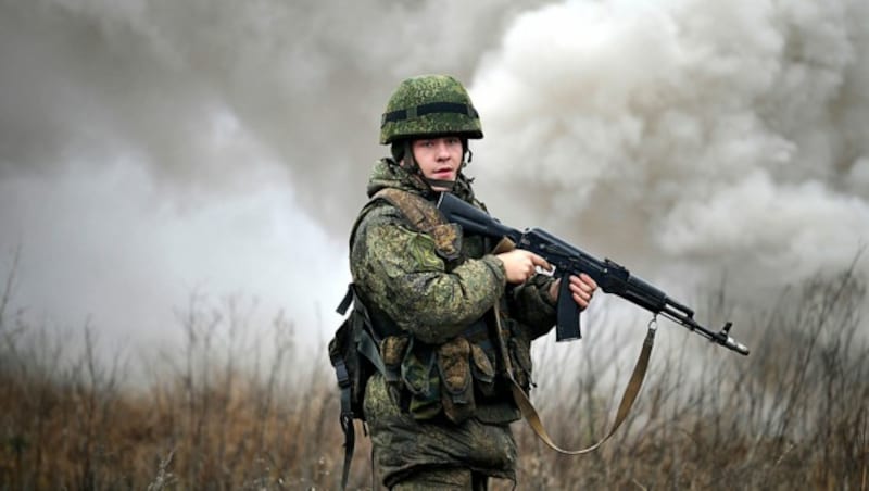 Ein russischer Soldat während einer Gefechtsübung in der Rostow-Region nahe der ukrainischen Grenze (Archivbild) (Bild: AP)