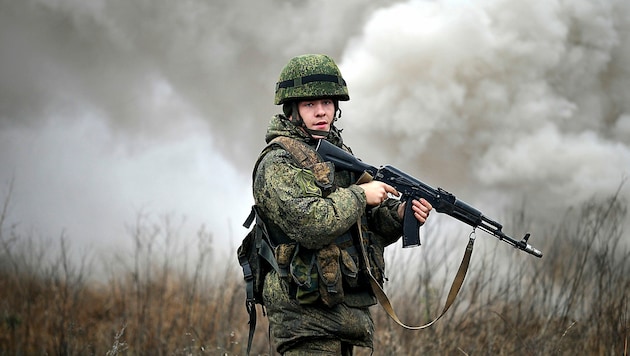 Ein russischer Soldat während einer Gefechtsübung in der Rostow-Region nahe der ukrainischen Grenze (Archivbild) (Bild: AP)