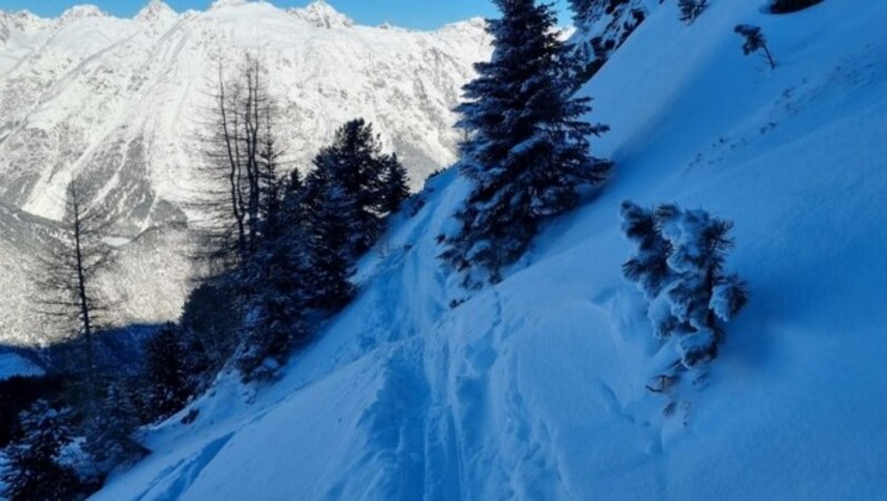 Über diese Spur fuhren die Jugendlichen in den Unglückshang. (Bild: Lawinenwarndienst Tirol)