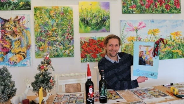 Martin Egger in seinem Atelier mit seinen Kalendern. (Bild: Egger)