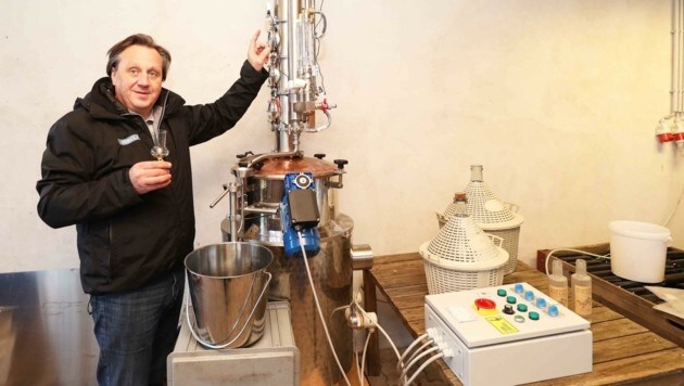 Familie Müllner aus Ritzing produziert Gin, Liköre & Co. mit hauseigenem Honig. (Bild: Judt Reinhard)