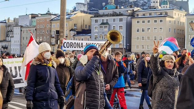 Tausende gingen am Sonntag gegen die Corona-Politik auf die Straße. (Bild: Tschepp Markus)