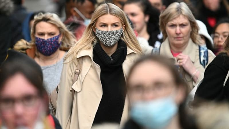 Auch in Geschäften gilt mittlerweile wieder eine Maskenpflicht. (Bild: APA/AFP/Daniel LEAL)