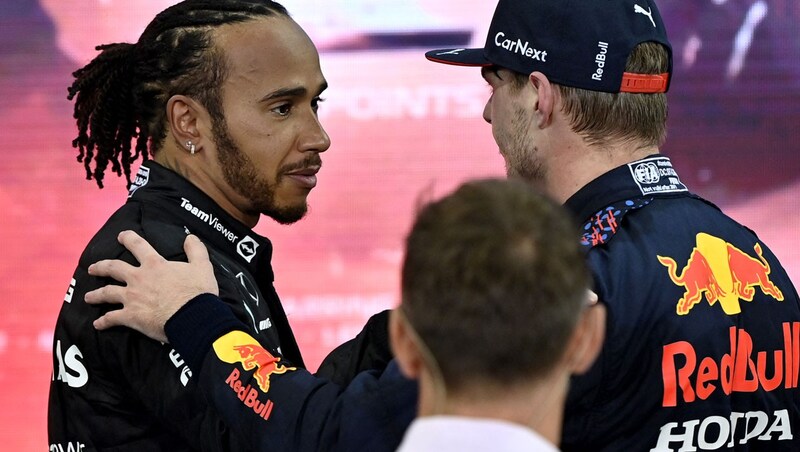 Fairer Verlierer: Lewis Hamilton (li.) gratuliert Max Verstappen zum WM-Titel. (Bild: APA/AFP/ANDREJ ISAKOVIC)