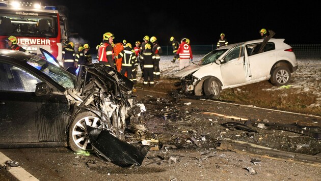 Die Wucht des Aufpralls war enorm, beide Fahrzeuge wurden schwer beschädigt (Bild: laumat.at/Matthias Lauber)