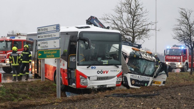Bus und Lkw landeten im Graben (Bild: laumat.at/Matthias Lauber)
