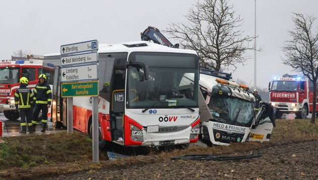 Bus und Lkw landeten im Graben (Bild: laumat.at/Matthias Lauber)