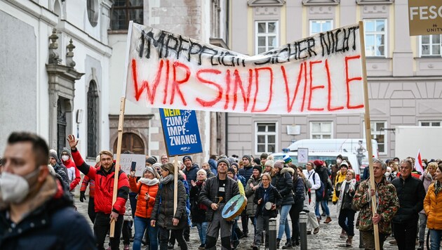 Fast täglich wird derzeit in Linz gegen die Covid-Maßnahmen demonstriert (Bild: Alexander Schwarzl)