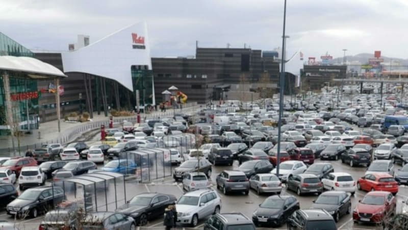 Der Parkplatz der Shopping City Süd (SCS) ist gut gefüllt. (Bild: APA/HERBERT PFARRHOFER)