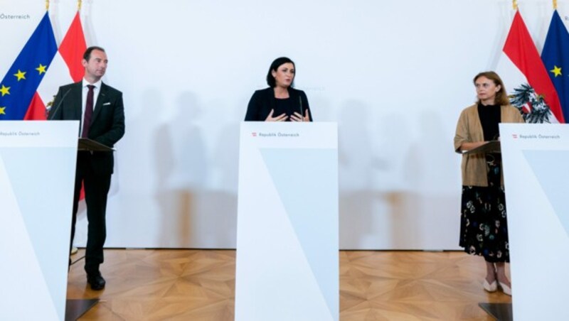 Wirte-Obmann Mario Pulker (li.) und Susanne Kraus-Winkler vom Fachverband Hotellerie bei einer Pressekonferenz mit Tourismusministerin Elisabeth Köstinger (Bild: APA/Georg Hochmuth)