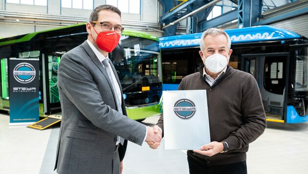 Steyr-Automotive-Eigentümer Sigi Wolf (r.) mit Bürgermeister Markus Vogl, der einen Elektro-Bus für die Stadt bestellte. (Bild: Steyr Automotive/Kerschbaummayr)