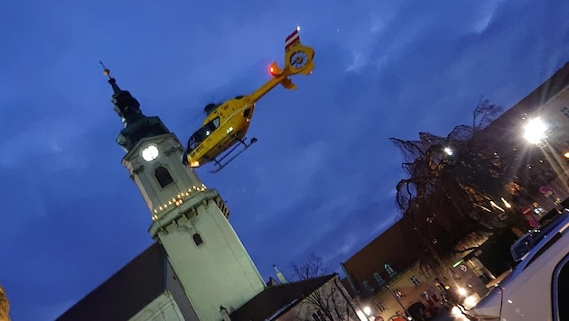 Christophorus 9 landete direkt auf dem Hauptplatz. (Bild: Rotes Kreuz Bruck/Leitha)