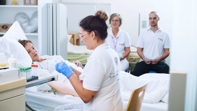 Gerade für Pflegekräfte erwartet sich die Arbeiterkammer bessere Arbeitsbedingungen und bessere Bezahlung (Bild: BFI OÖ)