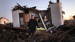 Ein Mann sucht in den Trümmern nach Habseligkeiten, die nicht zerstört wurden. (Bild: APA/Getty Images via AFP/GETTY IMAGES/SCOTT OLSON)