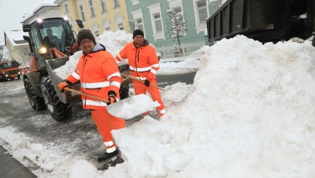 Fleißige Schneeschaufler in Klagenfurt - nicht überall klappt die Räumung aber gut. (Bild: Rojsek-Wiedergut Uta)