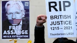 Am Freitag hatte ein britisches Berufungsgericht ein Auslieferungsverbot an die USA aufgehoben, Assanges Unterstützer protestierten dagegen. (Bild: ASSOCIATED PRESS)