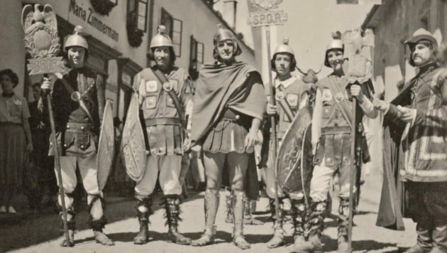 Das Coverbild des Kalenders zeigt eine als Römer verkleidete Gruppe zur 700-Jahr-Feier der Stadt Lienz im Jahr 1952. (Bild: Sammlung Heinz Mosser-TAP)