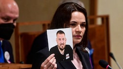 Swetlana Tichanowskaja mit einem Bild ihres Mannes Sergej Tichanowski bei einer Rede im Prager Parlament (Bild: APA/AFP/POOL/CTK/ROMAN VONDROUS)