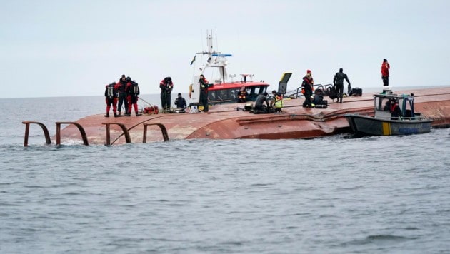 Das dänische Transportschiff Karin Hoej kenterte bei der Kollision. (Bild: AP)