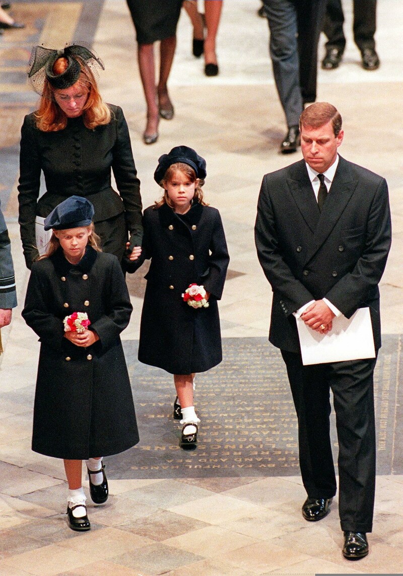 Sarah Ferguson mit Ehemann Andrew und den zwei Töchtern bei Dianas Beerdigung im Jahr 1997. (Bild: AFP WPA POOL)