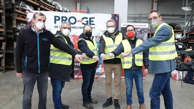 Solidarität mit den Beschäftigten der Lederindustrie in Jennersdorf zeigt AK-Präsident Gerhard Michalitsch (re.). (Bild: AK Burgenland)