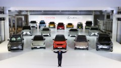 Konzernchef Akio Toyoda präsentiert seine Neuheiten (Bild: Toyota)