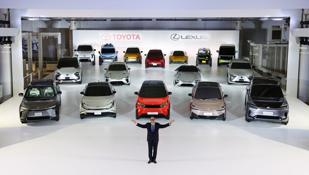 Konzernchef Akio Toyoda präsentiert seine Neuheiten (Bild: Toyota)