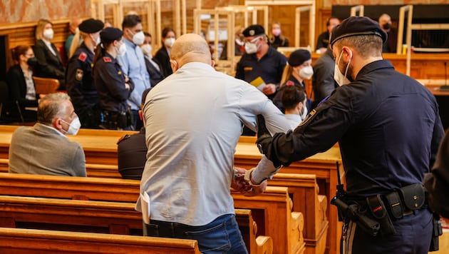 13 von 14 Angeklagte nahmen auf den Besucherbänken im Schwurgerichtssaal Platz (Bild: Tschepp Markus)