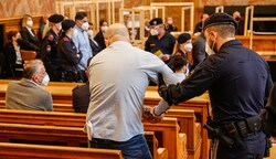 13 von 14 Angeklagte nahmen auf den Besucherbänken im Schwurgerichtssaal Platz (Bild: Tschepp Markus)