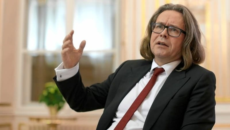 Bildungsminister Martin Polaschek mit langen Haaren (Bild: Gerhard Bartel)
