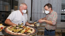 Herrlichkeiten aus Wild, Fisch, Kalb oder Huhn bereitet Gastronom Jochen Reumüller (re.) für Mitarbeiter der Covid-Station kostenlos zu. (Bild: Scharinger Daniel)