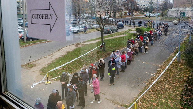 Bei den Impfstraßen in Ungarn ließen sich auch einige Österreicher impfen. (Bild: APA/AFP/POOL/MTI Fotószerkesztõség/Kriszan CSABA)