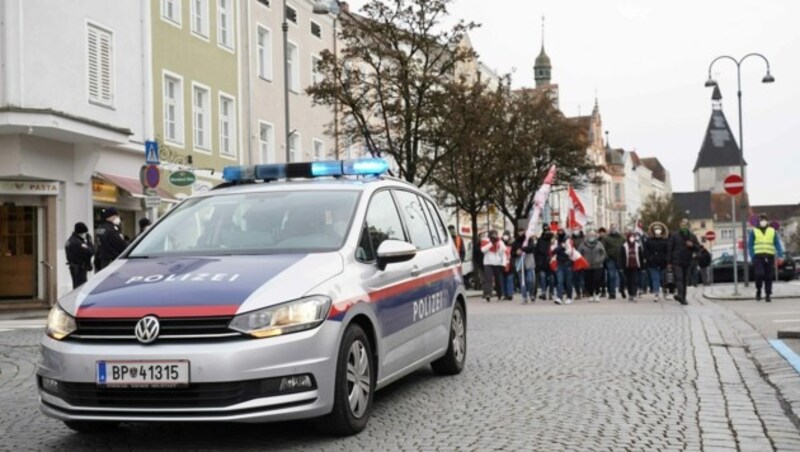 Nach einer Demo in Braunau attackierten Impf-Gegner eine Pflegerin (Bild: Pressefoto Scharinger © Daniel Scharinger)