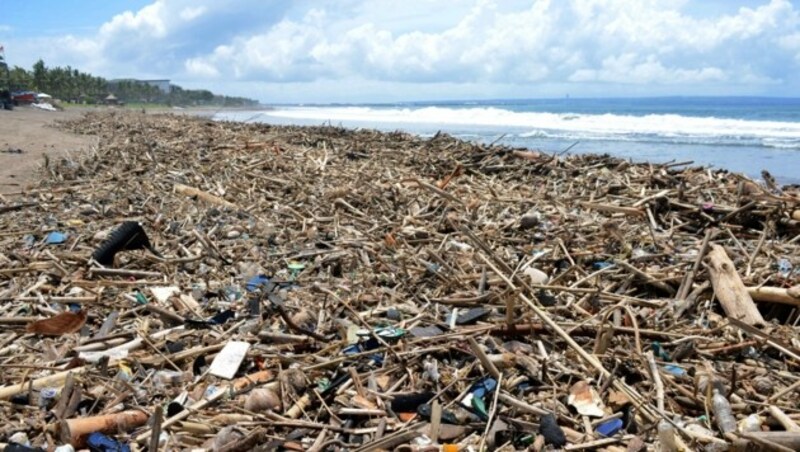 Auf diesem Strand in Bali sind die Auswirkungen des Seebebens deutlich zu sehen. (Bild: AFP )