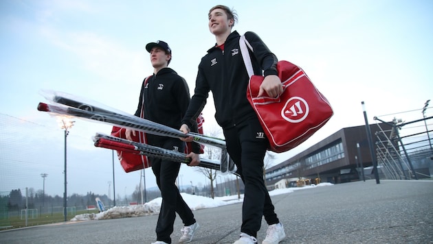 Alles gepackt: Die RB-Akademiker Luca Auer (li.) und Lukas Hörl heben Richtung Kanada ab (Bild: Tröster Andreas)